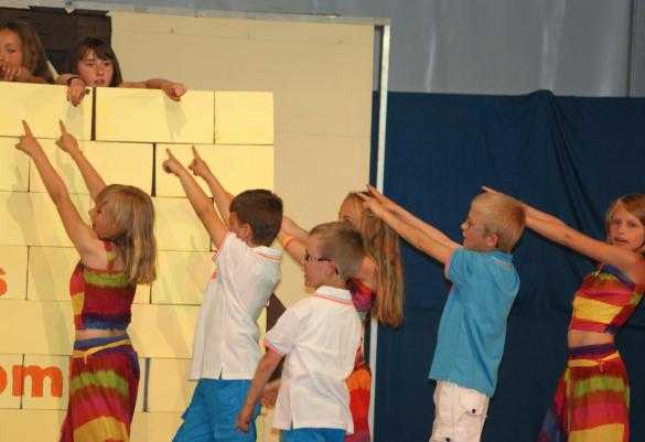 Spectacle présenté par l'école de Neufvilles Gage !